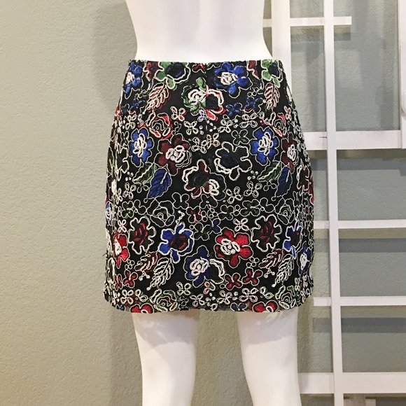 Zara | Embroidered Lace Skirt - Picture 3 of 5
